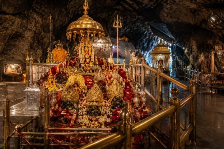 Trishakti Pindis darshan at Holy Cave